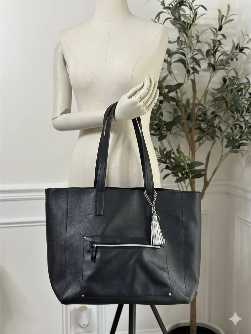 Bath & Body Works 2018 VIP Black Friday Tote Bag Purse Metallic Silver Charm